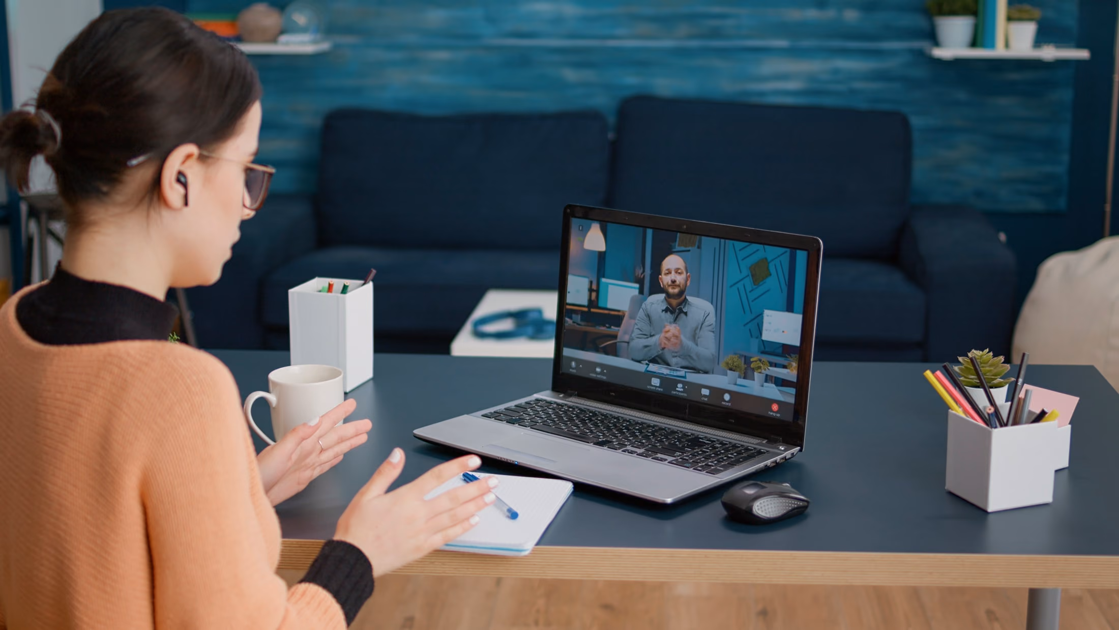 Un expert Coriace enregistre un tutoriel vidéo