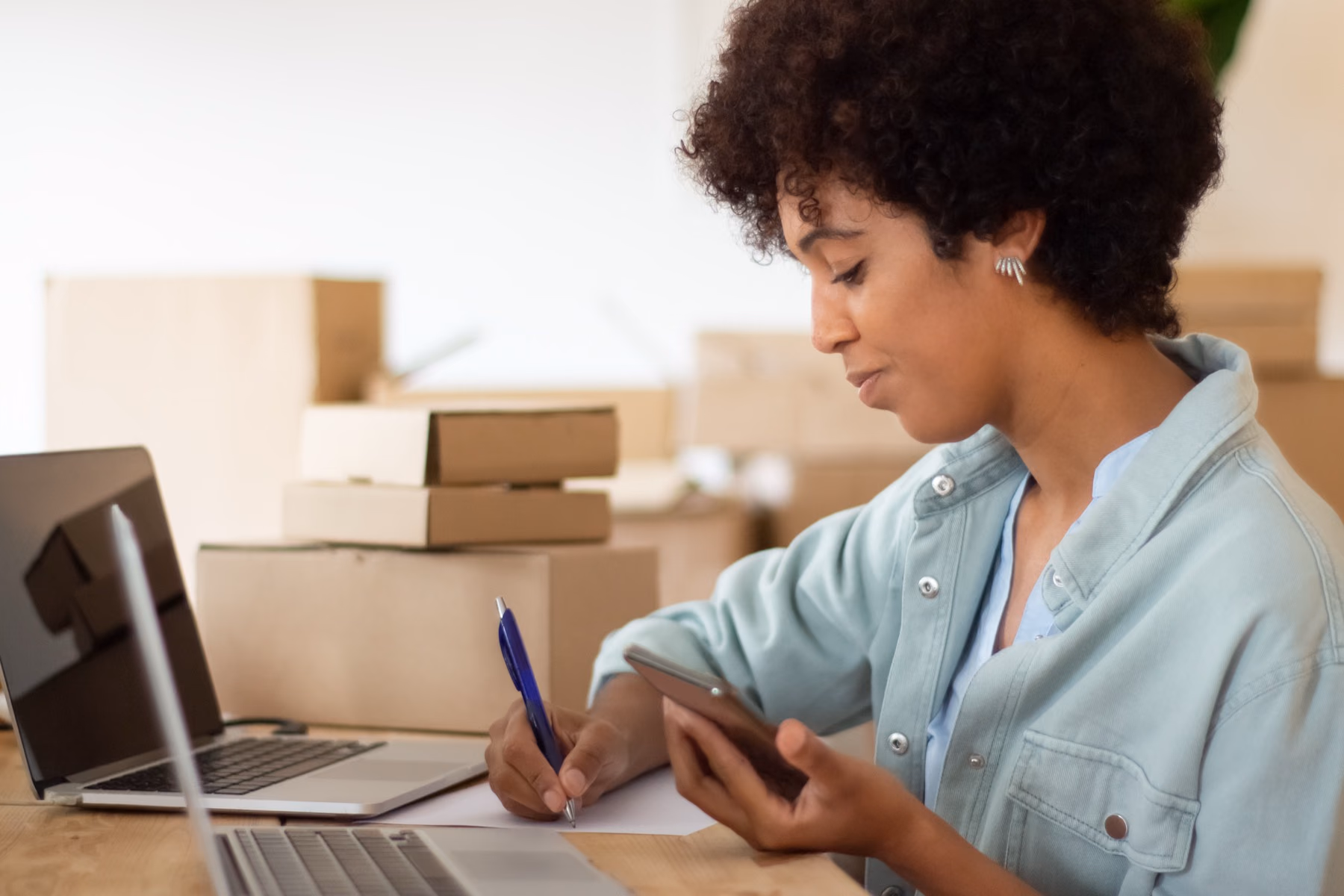 Une fiche produit en préparation dans une boutique en ligne