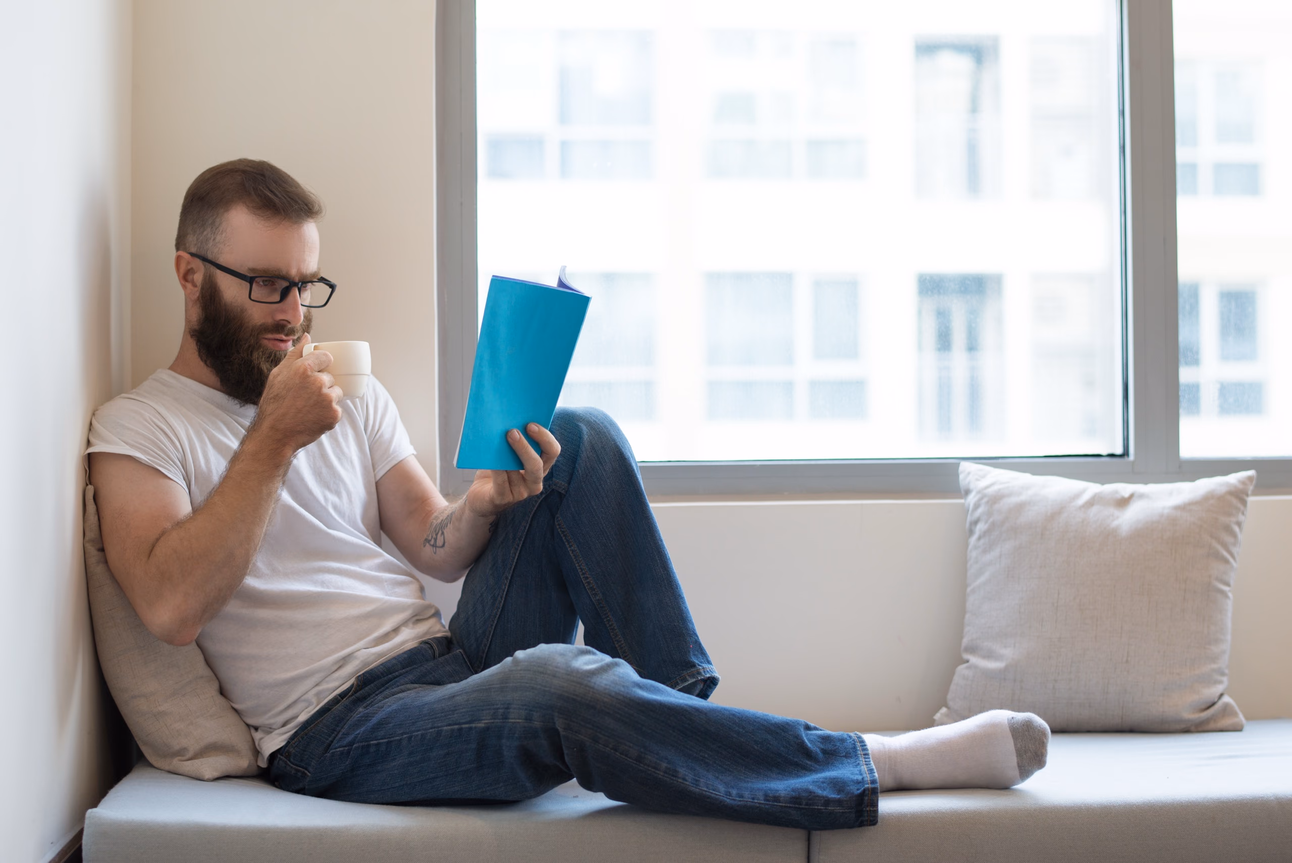 Un indépendant lit avec un café, le matin, avant de commencer