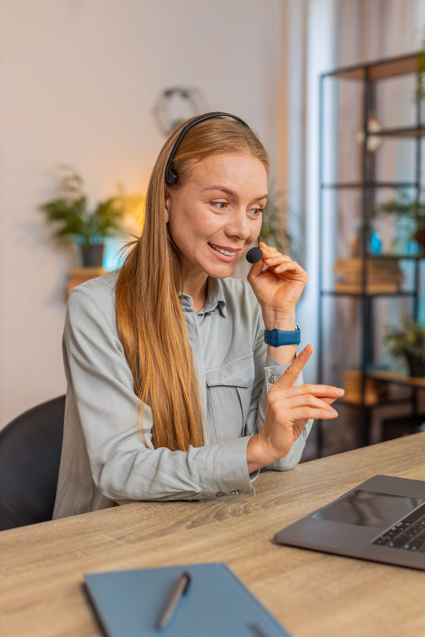 Un conseiller Coriace en appel, casque sur les oreilles