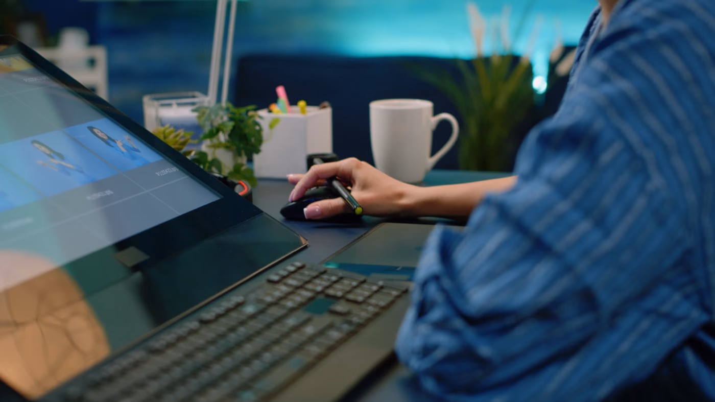 Une webdesigner de l'équipe Coriace travaille sur un projet client