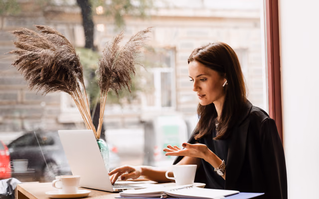 Une freelance travaille sur son ordinateur portable, en fin de journée