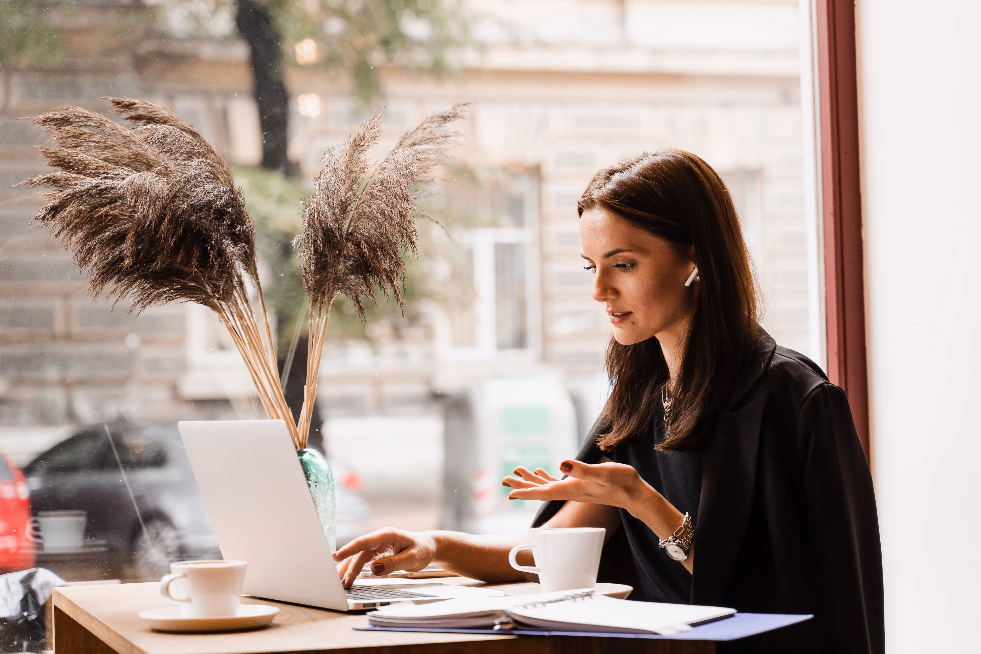 Une freelance travaille sur son ordinateur portable, en fin de journée