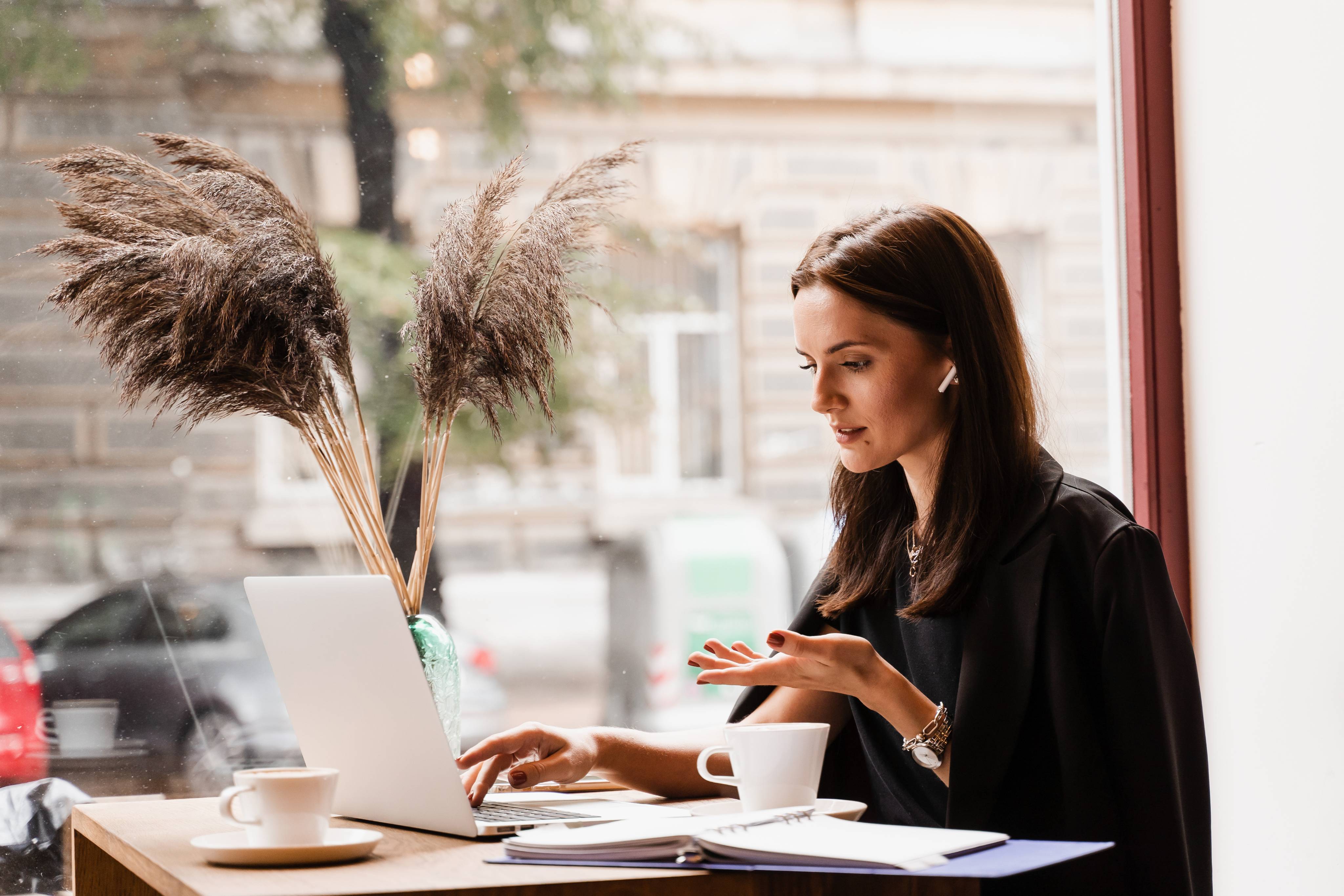 Une freelance travaille sur son ordinateur portable, en fin de journée