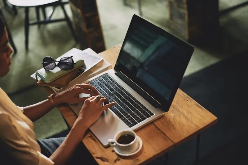 L'équipe du Studio Coriace au travail sur un projet client