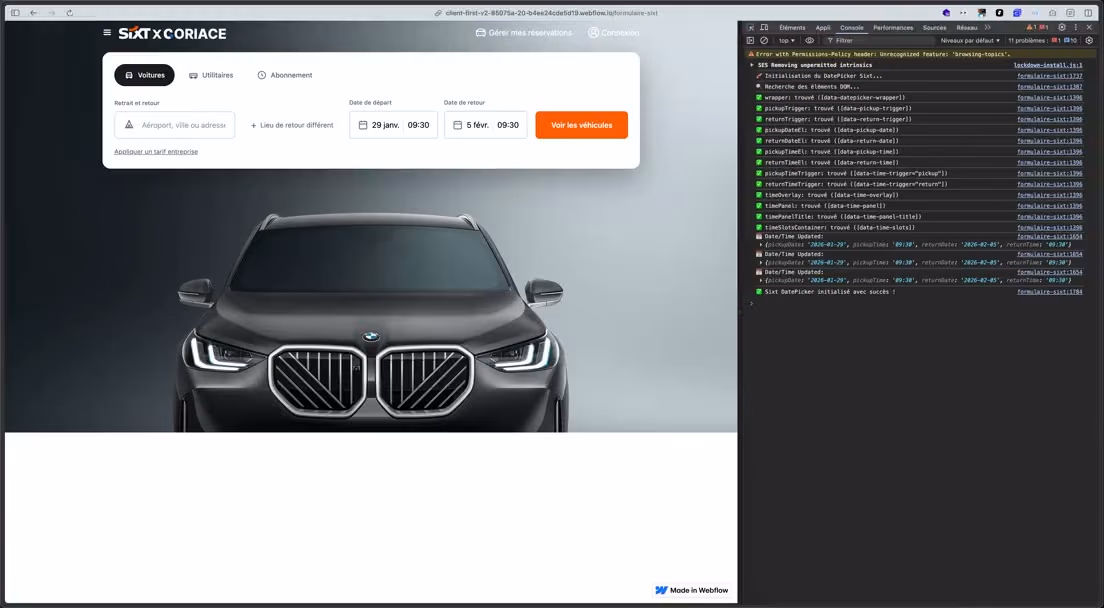 Un site automobile ouvert dans le Designer Webflow, le code généré à côté